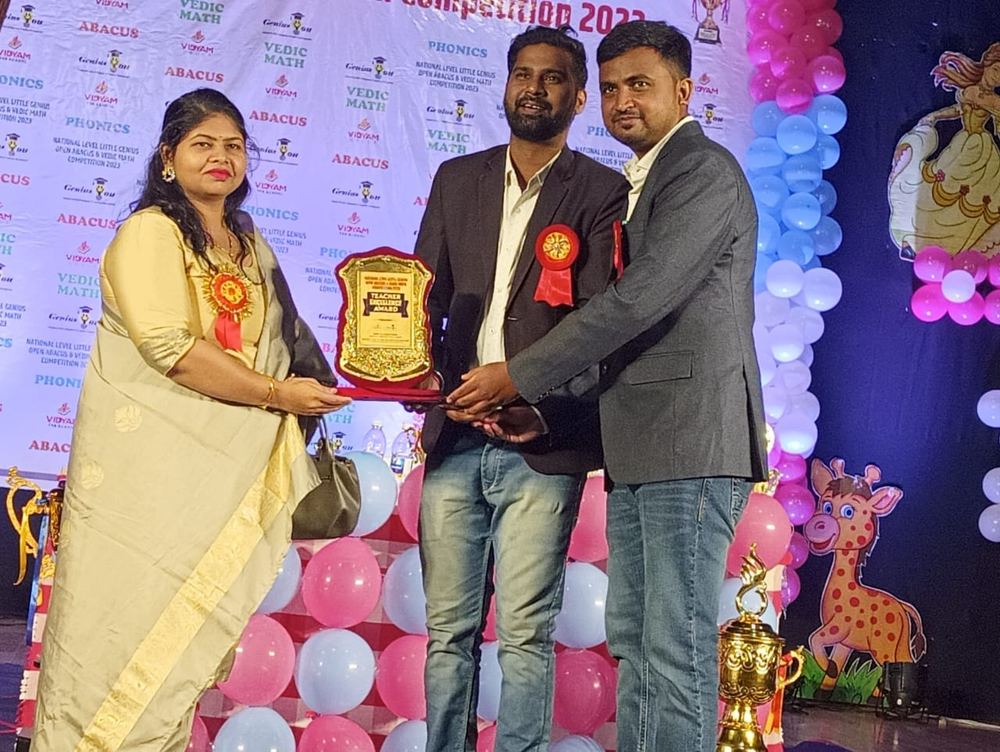 Vedic Maths training Smart Kids Study Circle Nagpur — Teacher Excellence Award presentation